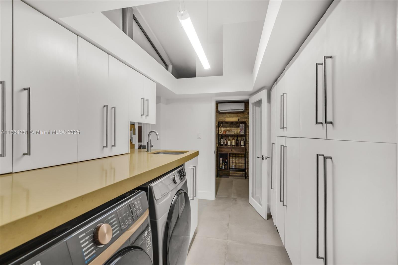 COLLEGE MNR - Residential