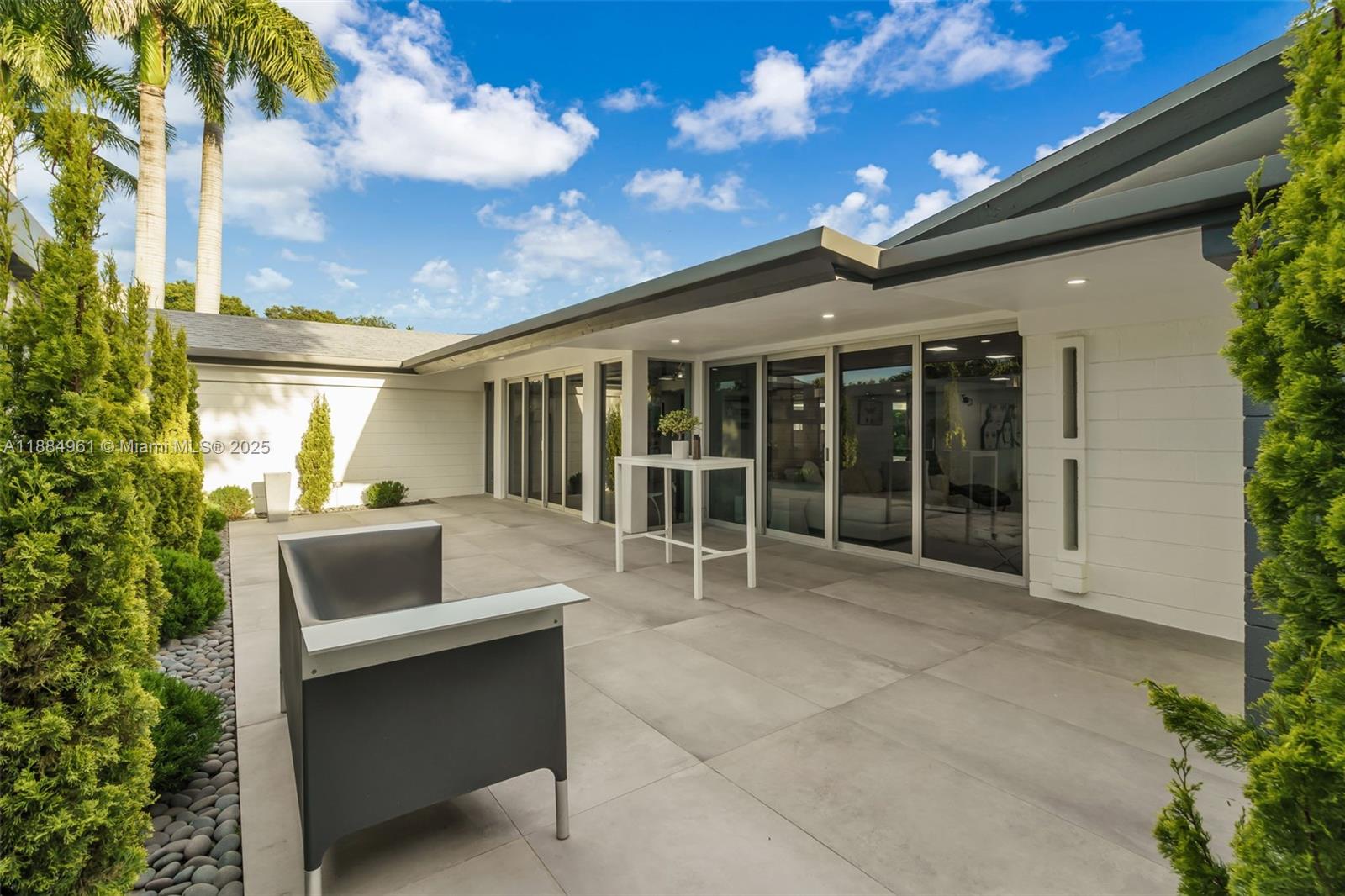 COLLEGE MNR - Residential