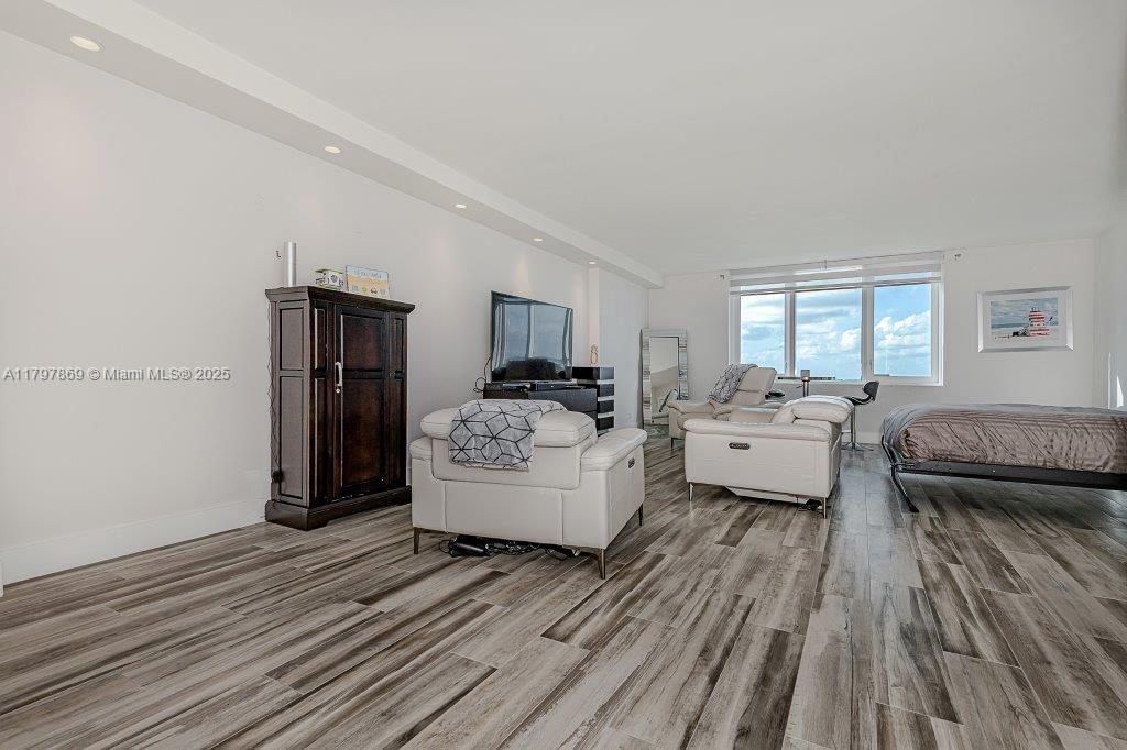 2301 Collins Ave 1532