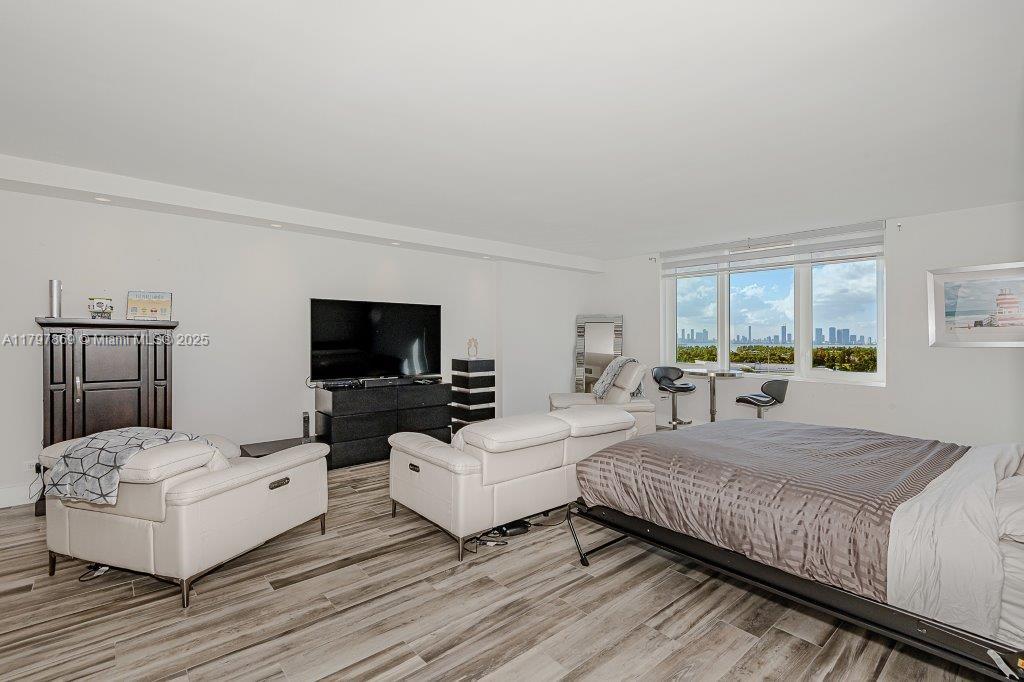 RONEY PALACE CONDO - Residential