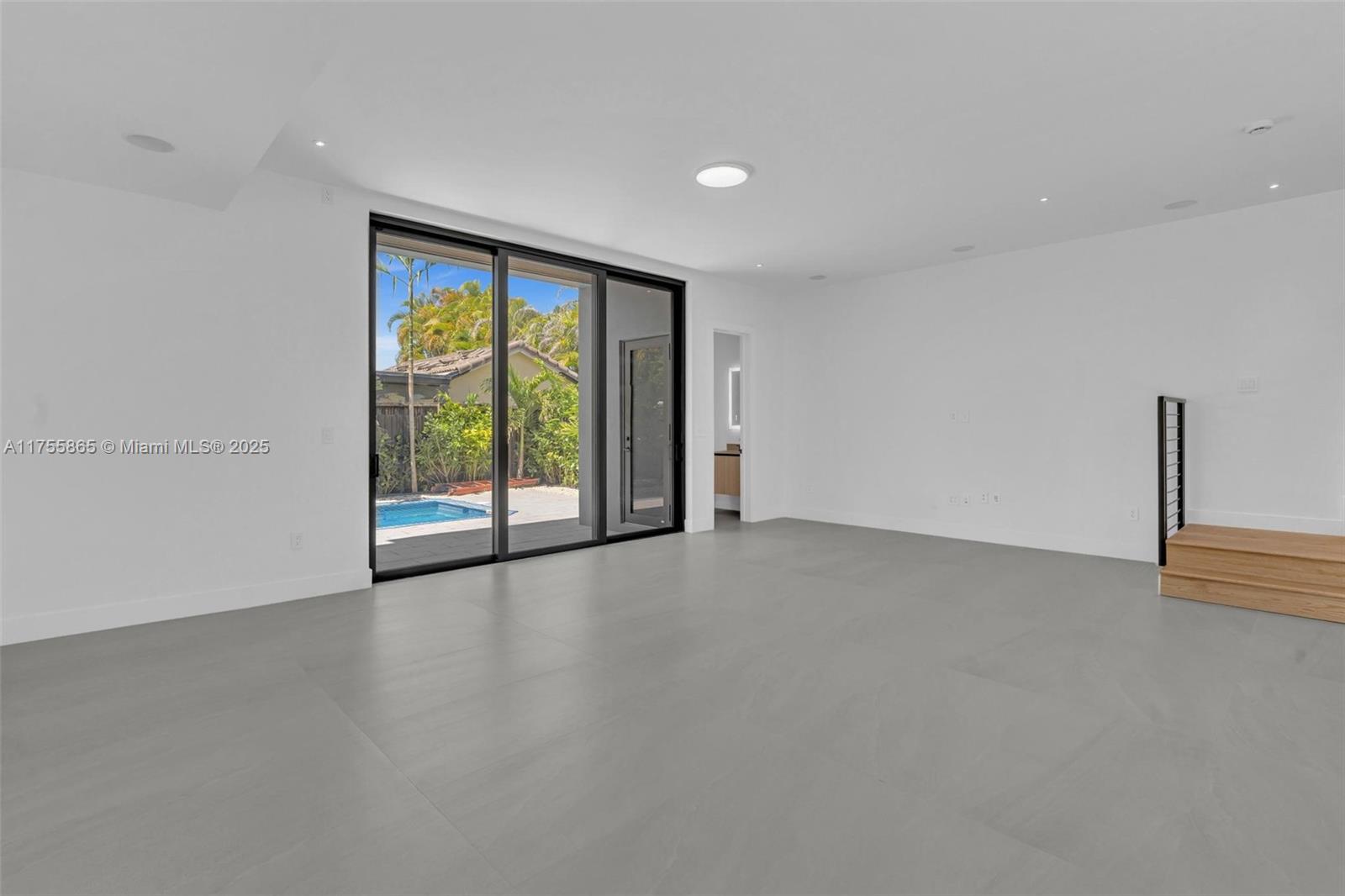 SILVER BLUFF GARDENS - Residential