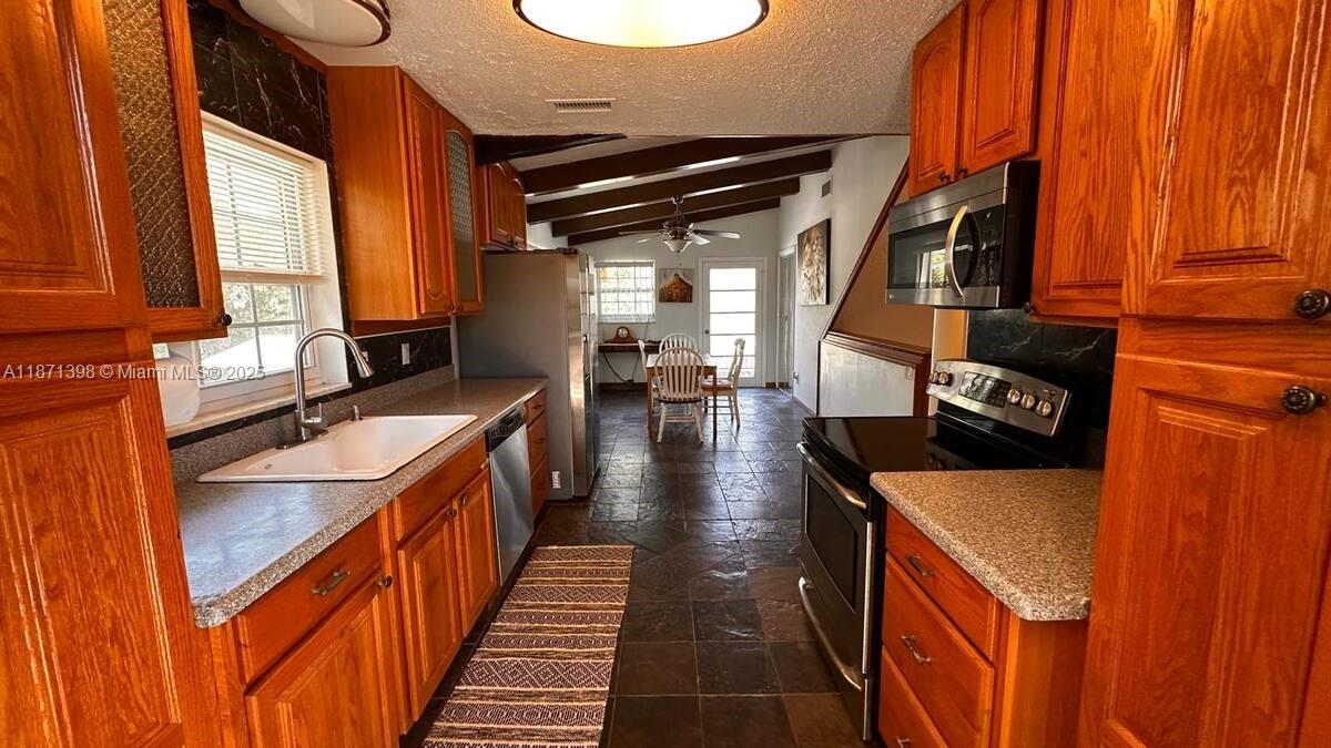 RAINBOW LAKES ESTATES SEC - Residential Lease