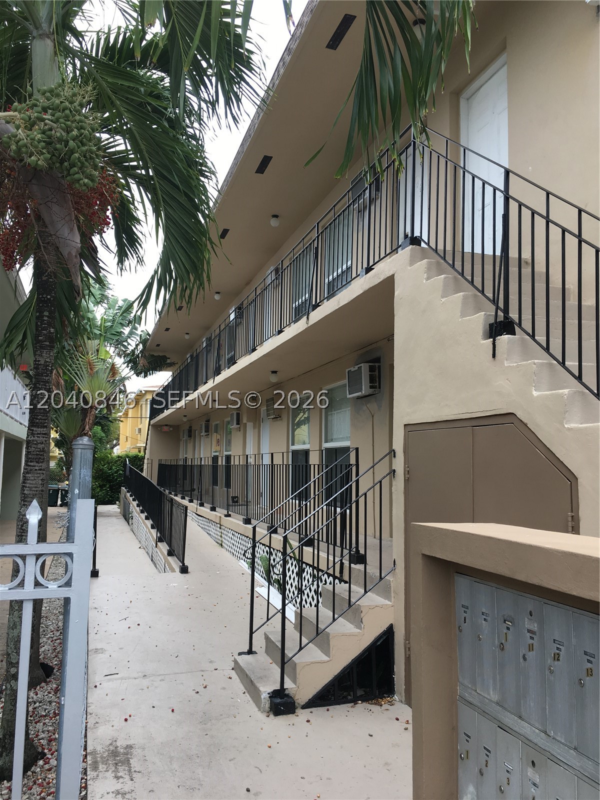 960 Biarritz Dr 2