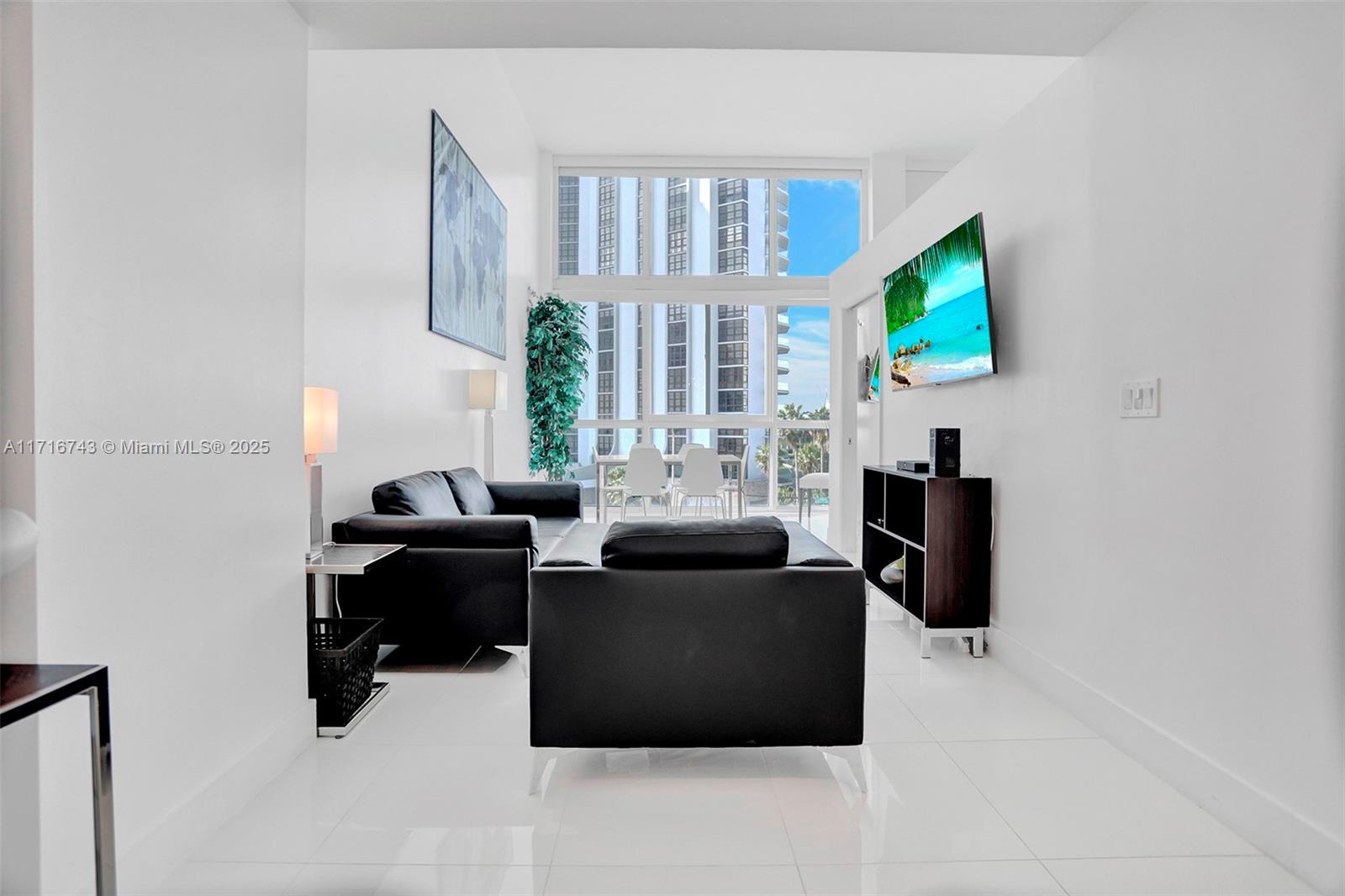 5445 Collins Ave Bay-14, Miami Beach, Miami-Dade County, Florida - 2 Bedrooms  
1 Bathrooms - 