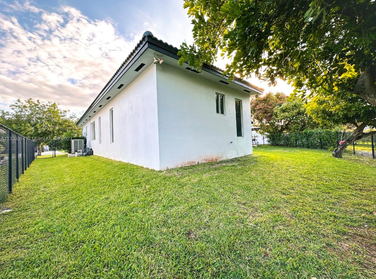 Photo 5 of 33 of 12461 SW 1st Pl house