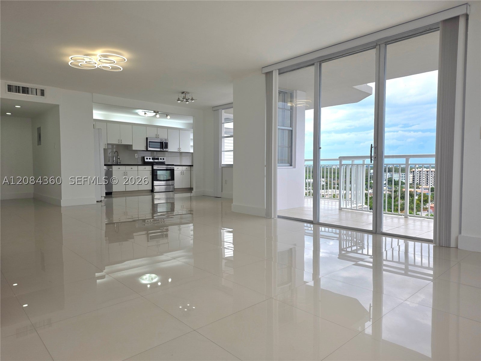 18051 Biscayne Blvd 1204, Aventura, FL, 33160/$329,000 3 18051 Biscayne Blvd 1204