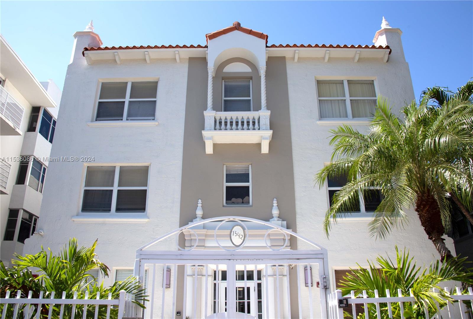 Miami Beach Very Cozy Apt for Annual rent, Amazing and Beautifull art deco style, this condo are in the heart of South Beach, One Block from Lincoln road, Walk distance to Ocean Drive, and Washington ave, one block from la Española Way, Location,location, Laundry facility onsite, Unit completely remodeled,very large walk- in closet, custom kitchen cabinets, wood floor-queen size bed,Stainstell appliances,professionally decorated and furnished, residential condominium, DREYS IN EACH FLOOR FRESH PAINTING, ready to move in, call us today before it is gone!
just bring your toothbrush!!
Se Habla Español