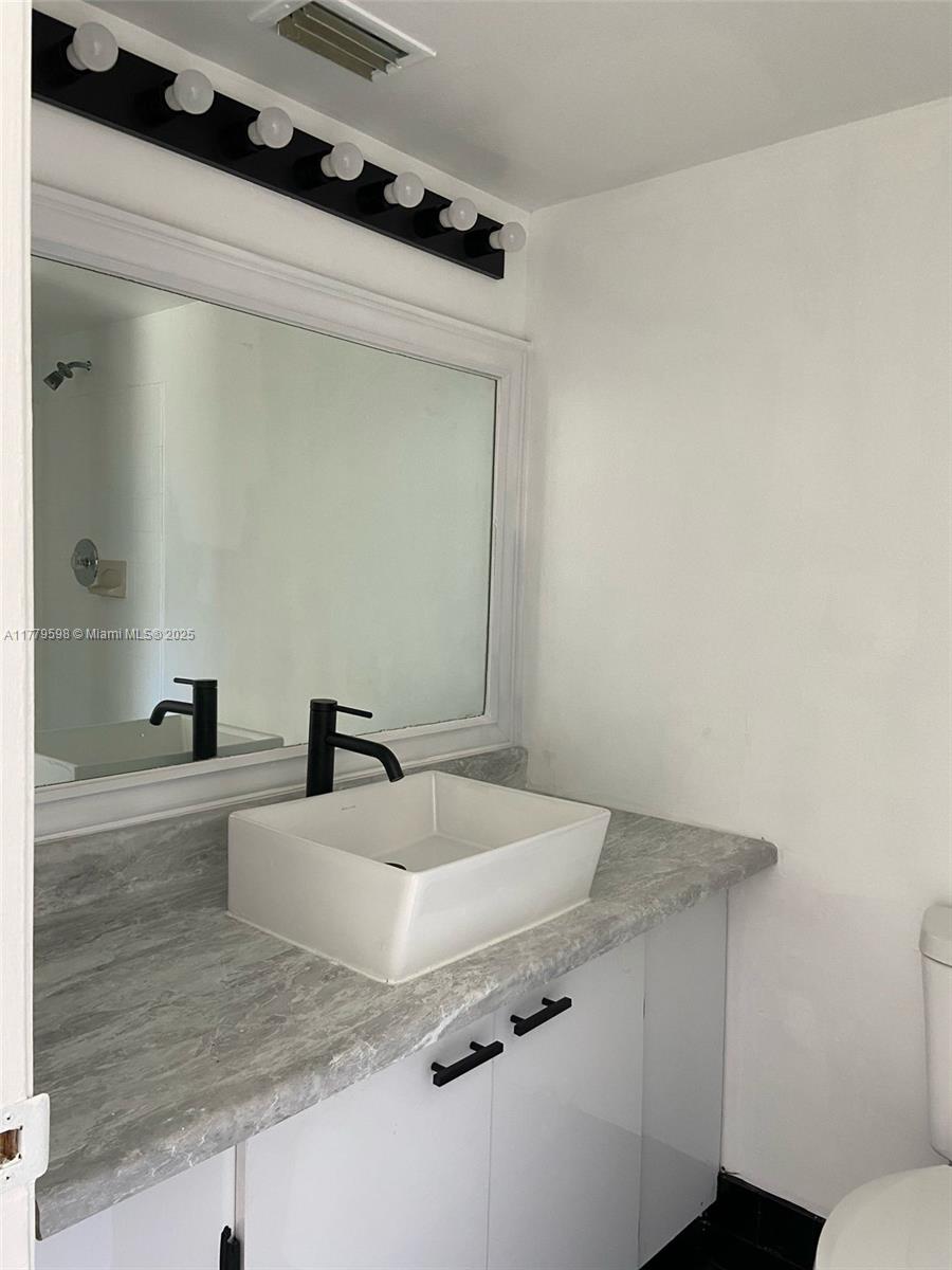 LAKESHORE AT UNIVERSITY P - Residential