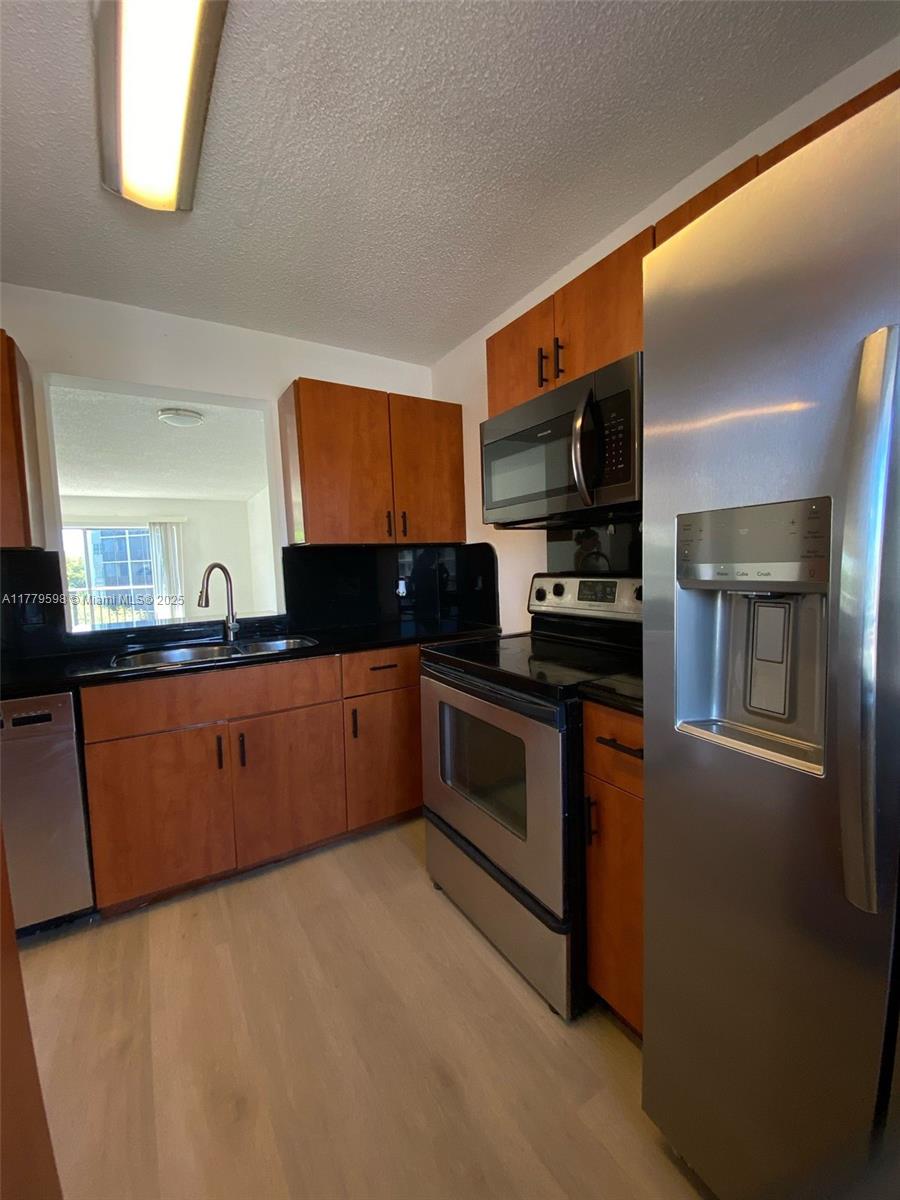 LAKESHORE AT UNIVERSITY P - Residential
