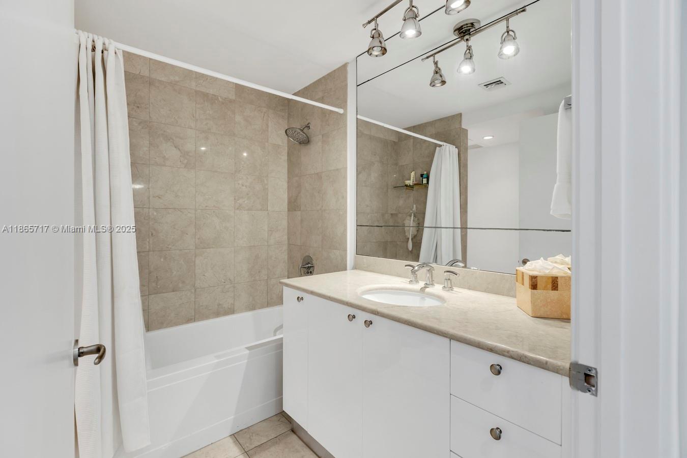 CARBONELL CONDO - Residential