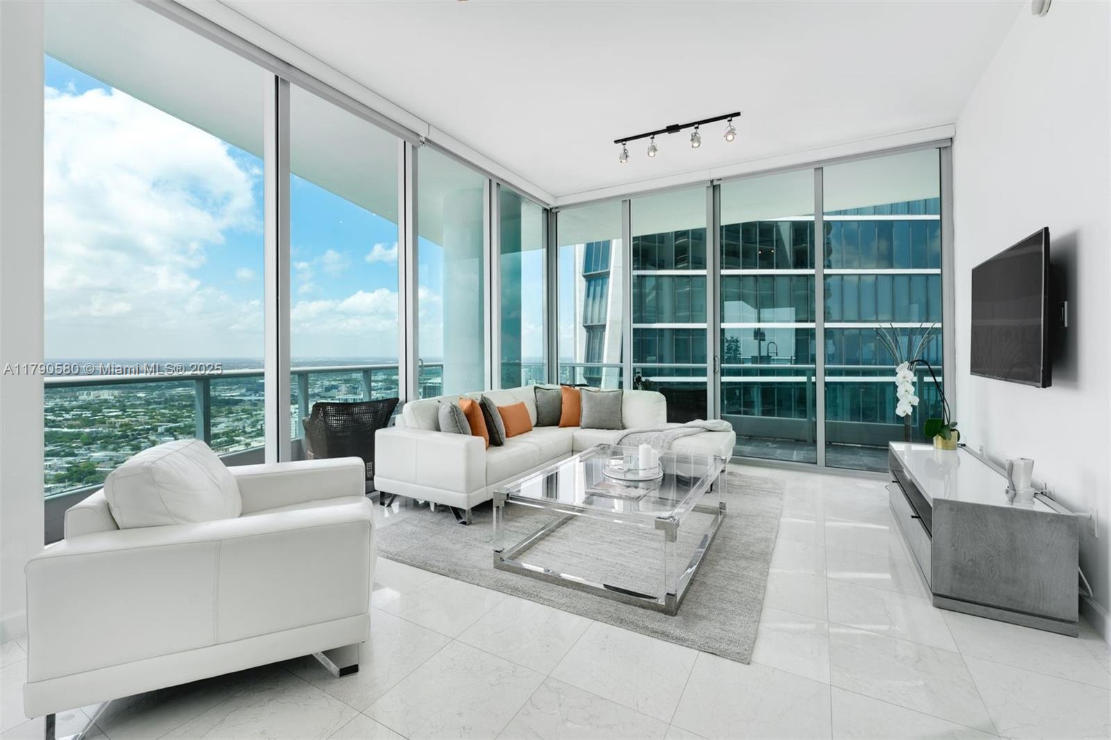 900 Biscayne Blvd 5812
