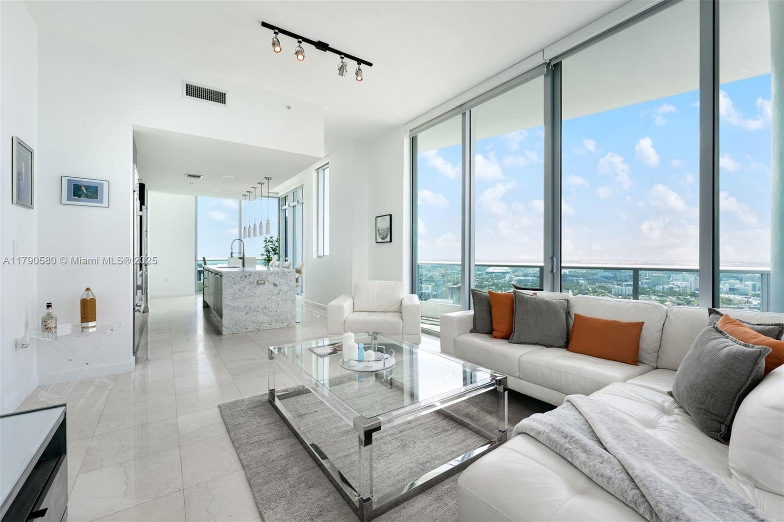 900 Biscayne Blvd 5812