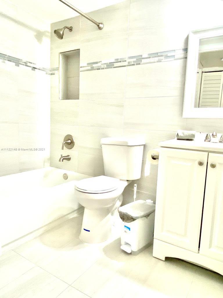 AGENT PLEASE READ TEXT FOR SHOWING, 2/2 NEW BATHROOMS, MUST SEE 1ST FLOOR UNIT, GATED COMMUNITY. NO RENTAL RESTRICTIONS. SPLIT ROOM LAYOUT, NICE AND COZY.