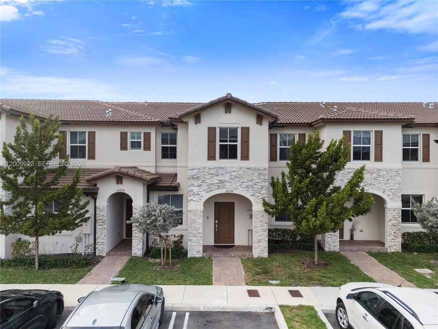 LARGE 3 BEDROOM 2.5 BATHROOM TOWNHOUSE, FRESHLY PAINTED, LAMINATE WOOD FLOOR, CLOSE TO ALL HIGHWAY, TURNPIKE AND SHOPPING!