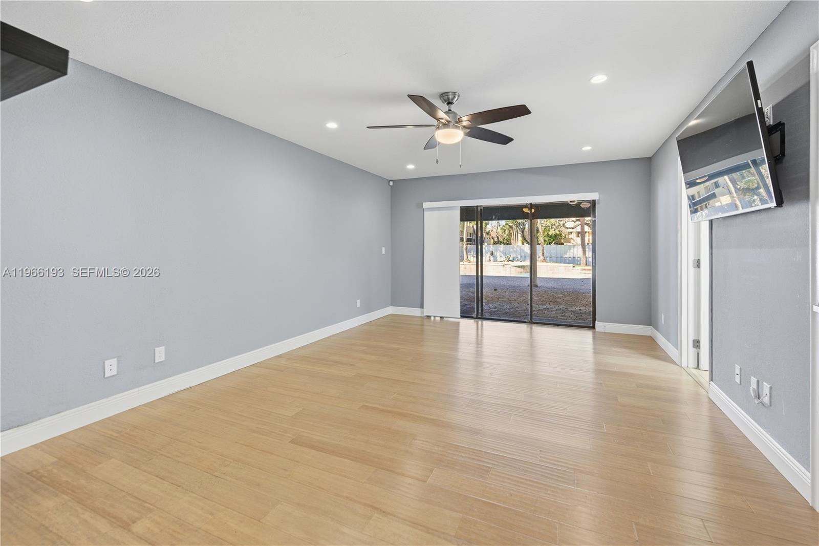 ROLLING HILLS LAKE ESTATE - Residential