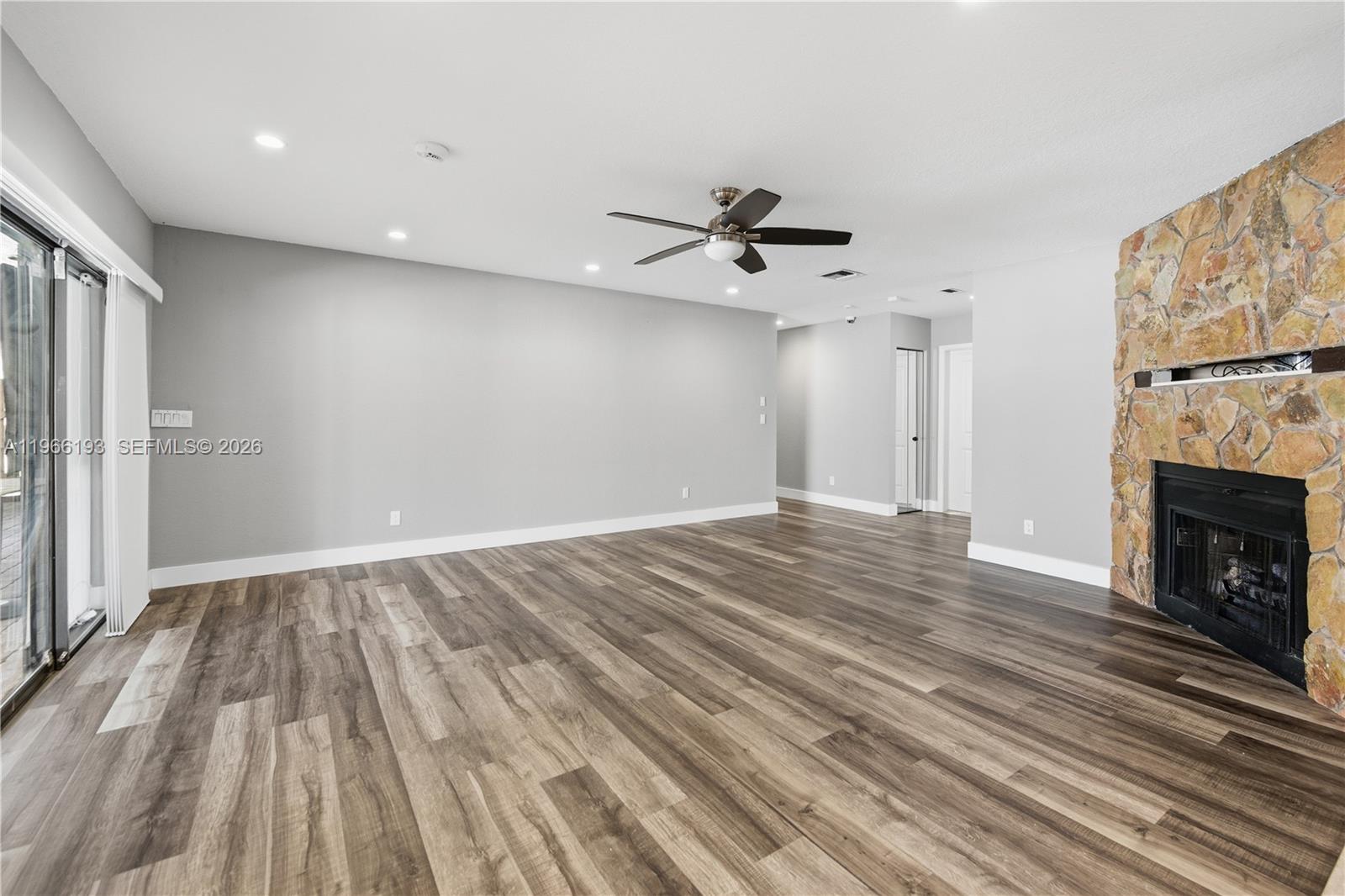 ROLLING HILLS LAKE ESTATE - Residential