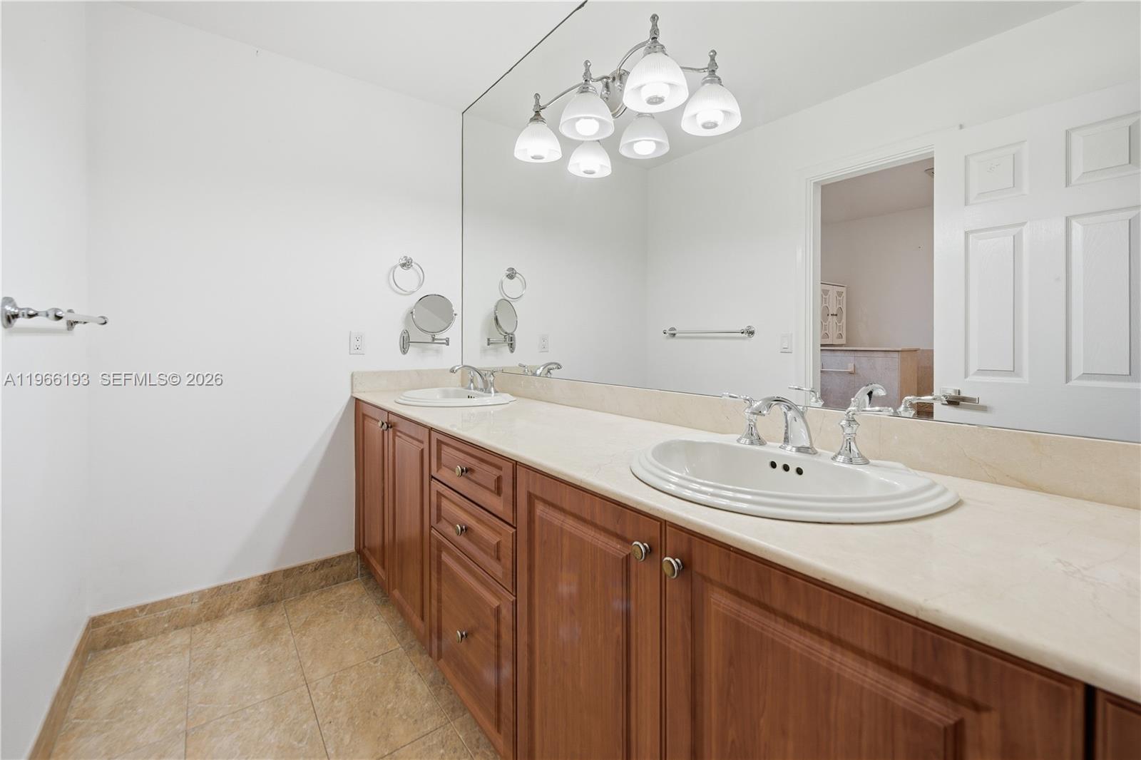 ROLLING HILLS LAKE ESTATE - Residential