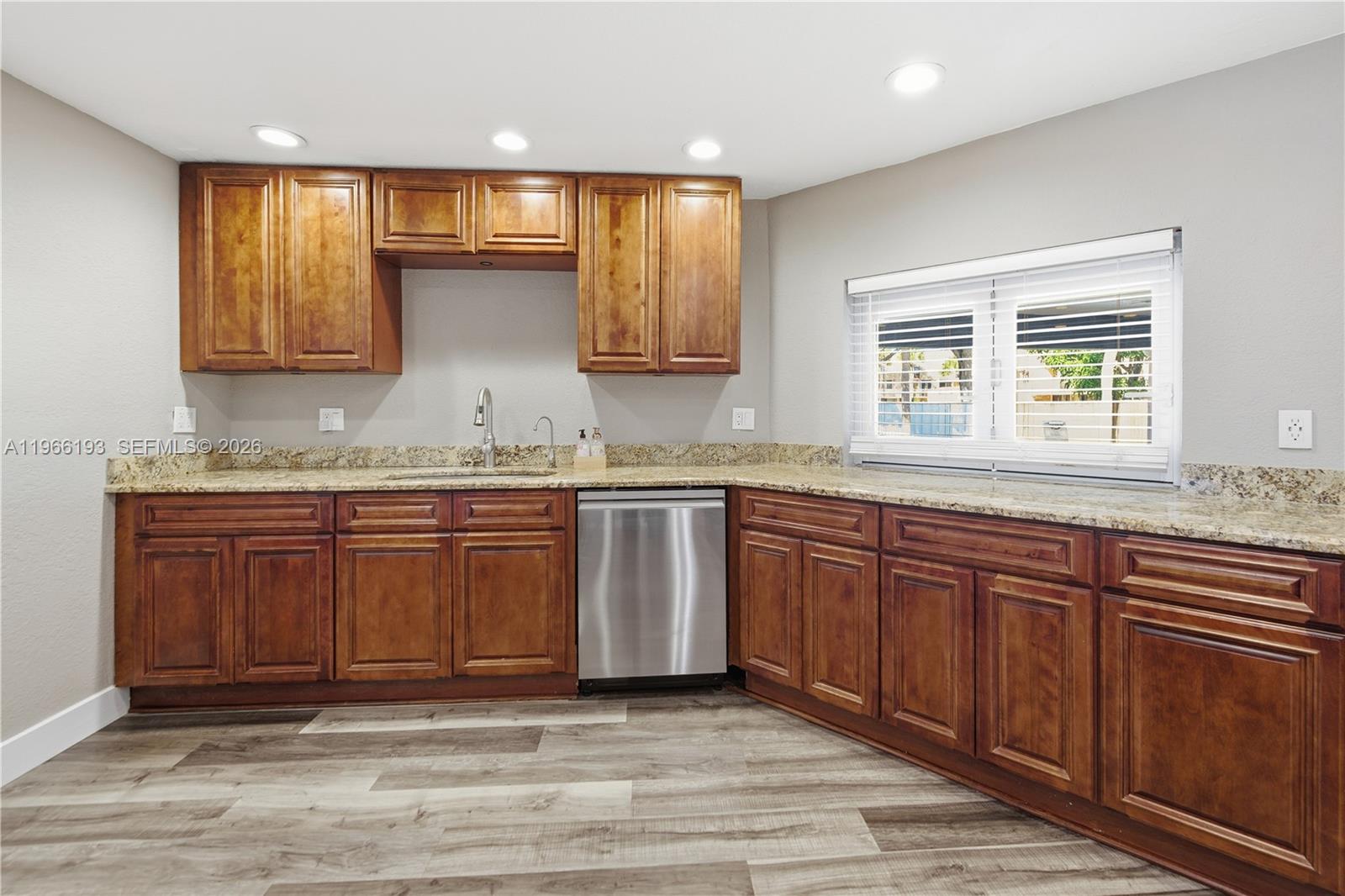 ROLLING HILLS LAKE ESTATE - Residential