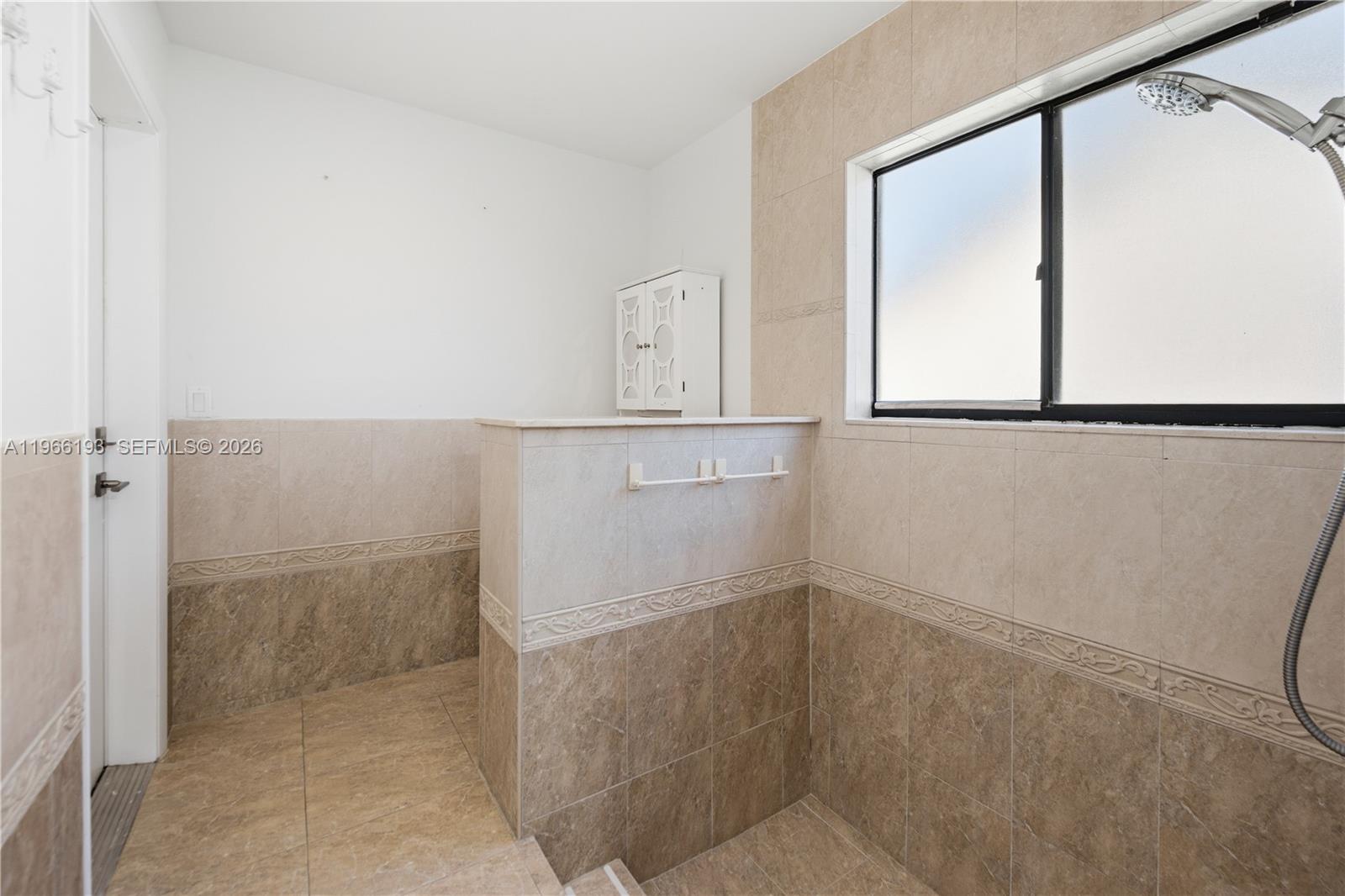 ROLLING HILLS LAKE ESTATE - Residential