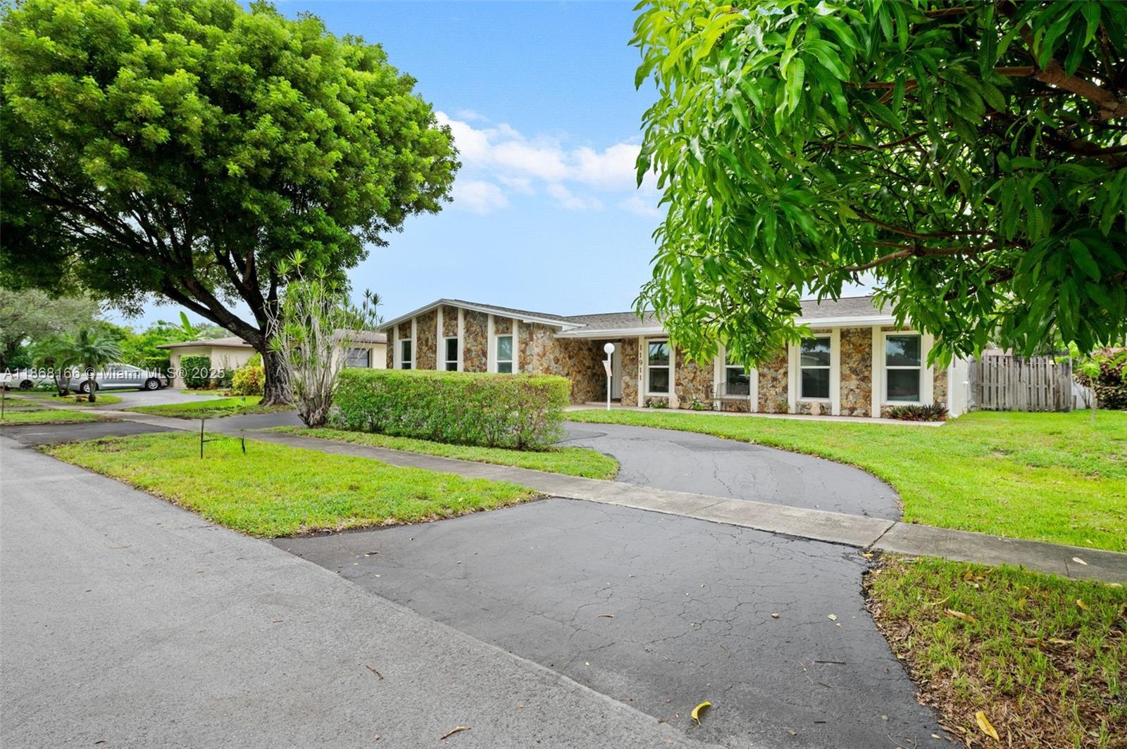 PEMBROKE LAKES SEC 6 - Residential