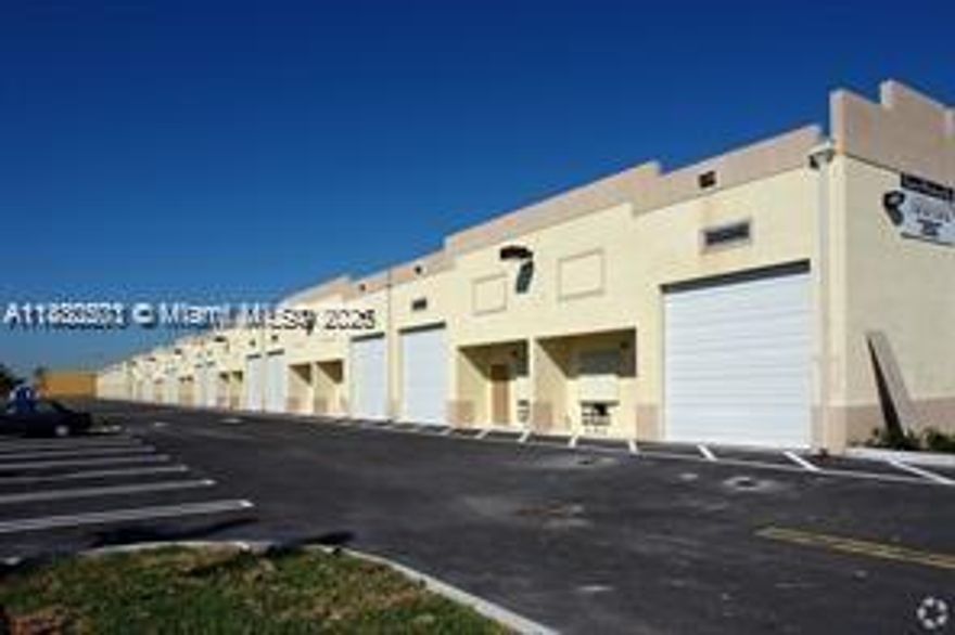 Located near Miami Executive Airport, great opportunity for investment or use office warehouse of 1408 sqft.
It has cbs construction, fire sprinklers, three phase electricity, office with bathroom, new air conditioning wall unit.
Close to Turnpike.