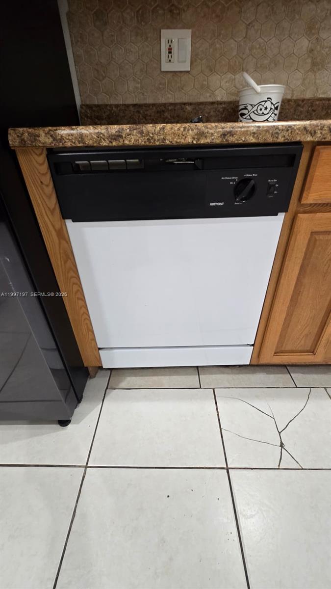 FERNWOODS CONDO NO 2 BLDG - Residential Lease