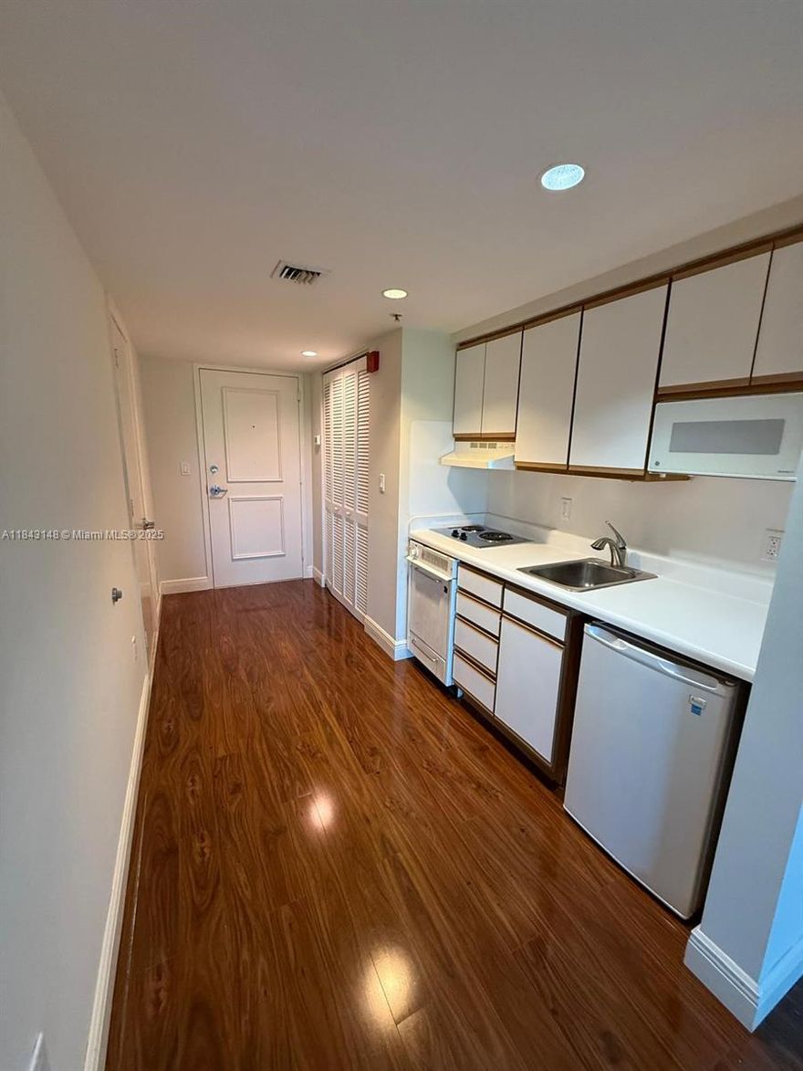 Charming studio in the heart of South Miami, steps away from shops, dinning and public transport. Perfect for city living with easy access to everything. Water, trash, sewer, and maintenance included, parking sports available for a monthly fee. Available now! Easy and rapid approval.