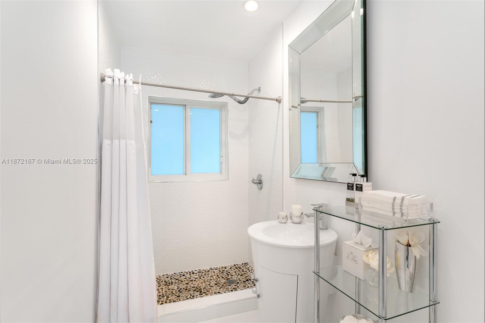 ROCK LAKE - Residential