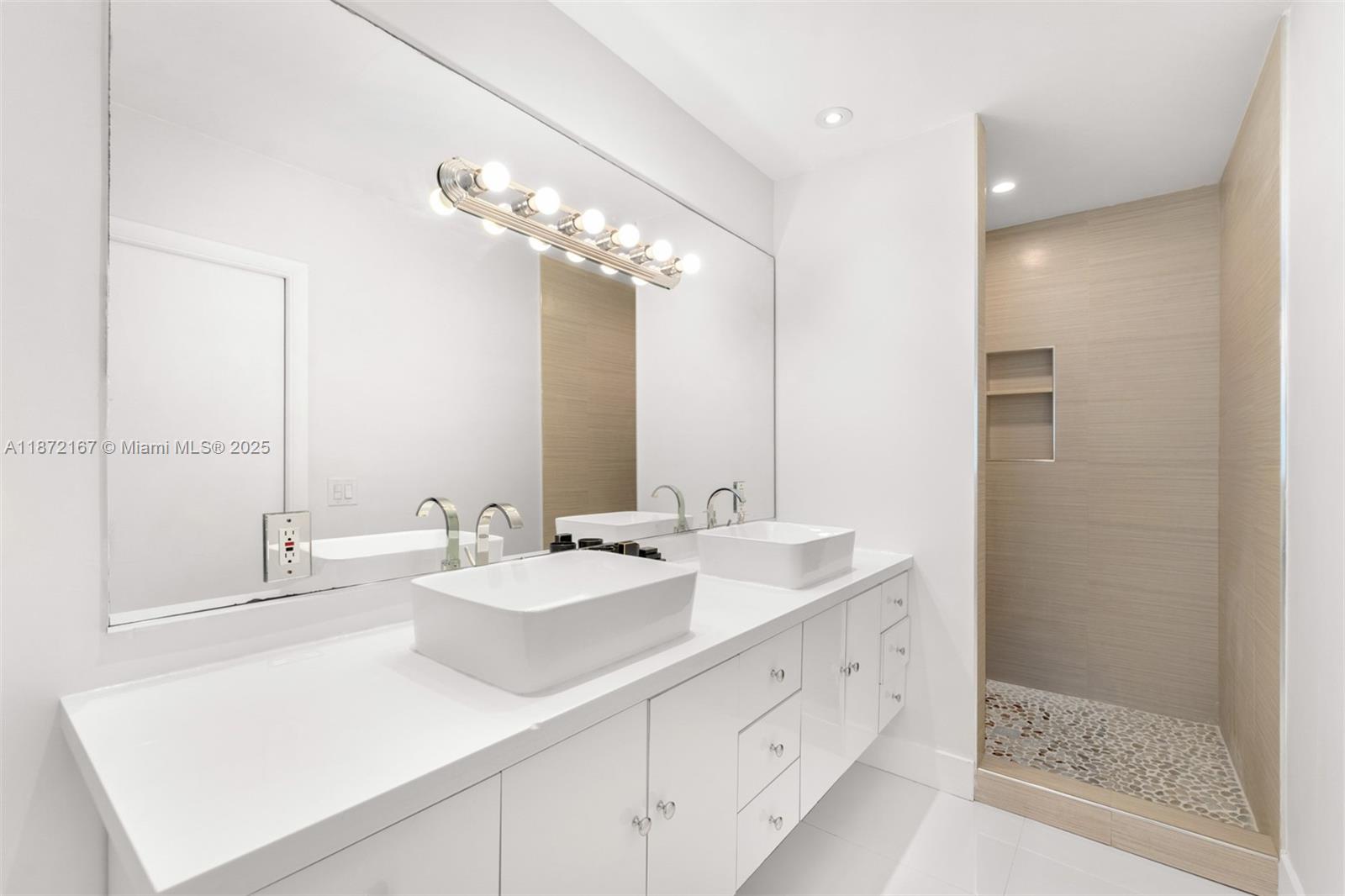 ROCK LAKE - Residential