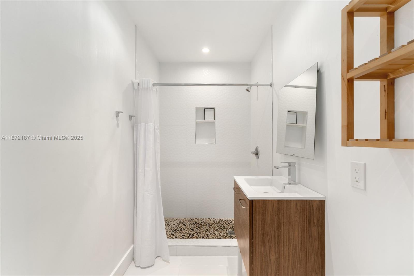 ROCK LAKE - Residential