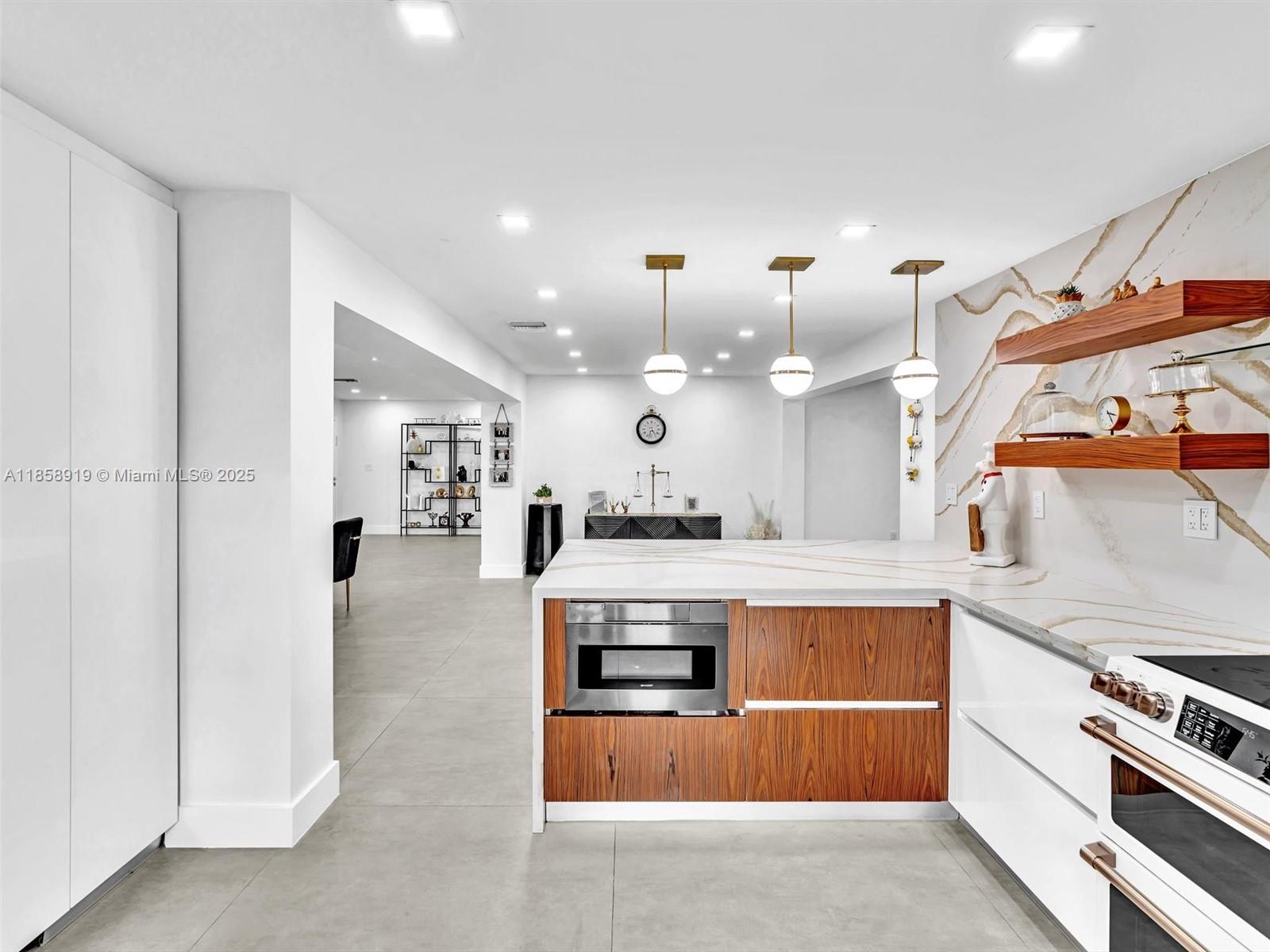 HOLLYWOOD GOLF ESTATES SE - Residential