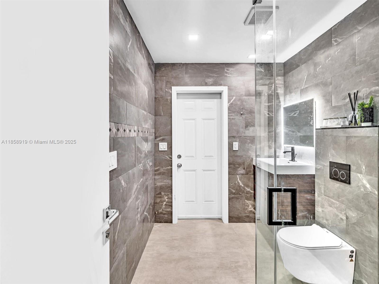 HOLLYWOOD GOLF ESTATES SE - Residential