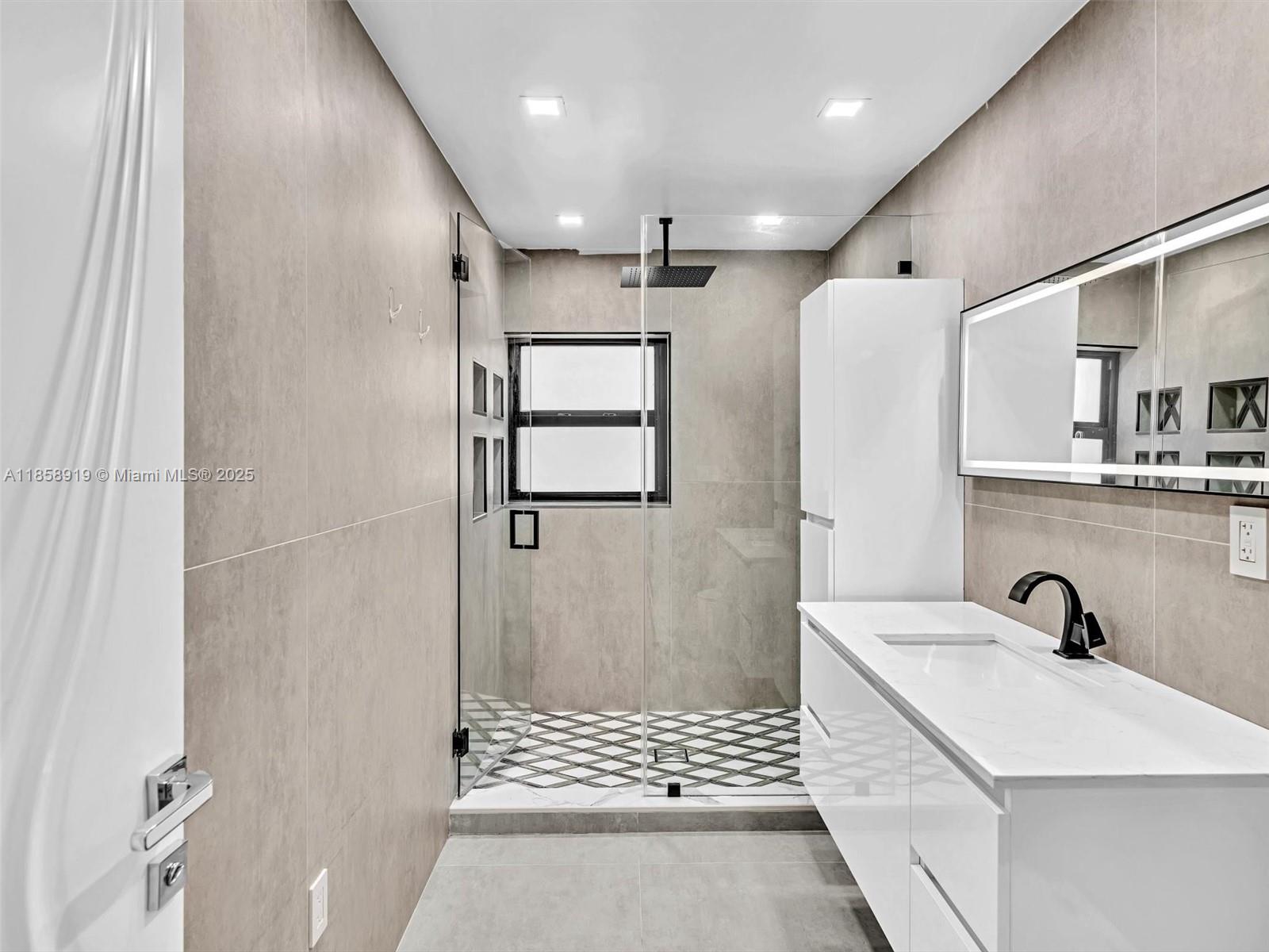 HOLLYWOOD GOLF ESTATES SE - Residential