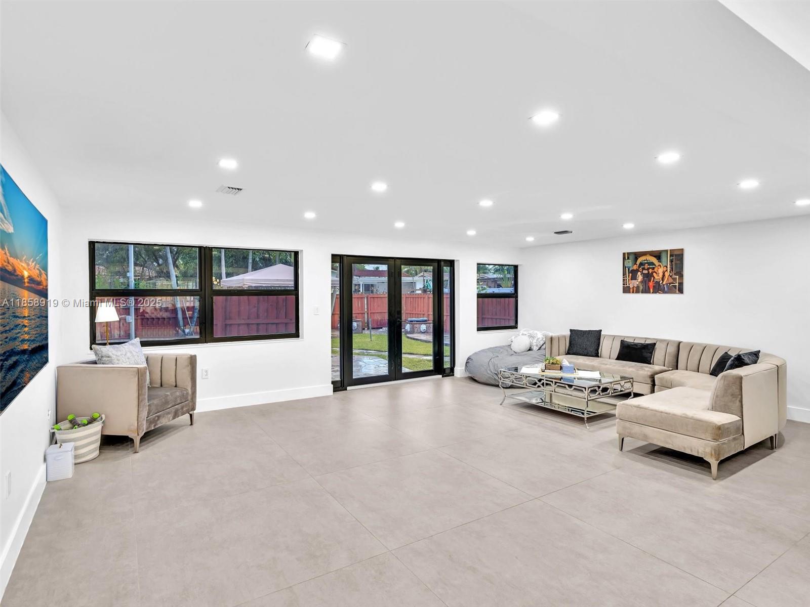 HOLLYWOOD GOLF ESTATES SE - Residential