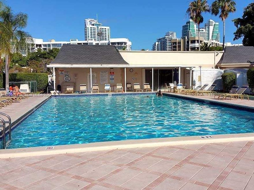BEAUTIFUL TOWN HOME IN THE MOST DESIRABLE VENETIAN PARK EAST!!! HUGE 3/2.5 BATH REMODLED UNIT. MOTIVATED SELLER, LEAST EXEPNSIVE FOR THE 3/2.5. THIS UNIT HAS A NEW A/C, HURRICANE SHUTTERS, NICE WIDE BACK YARD. NEAR TENNIS COURTS AND CLUB HOUSE AND POOL. VERY EASY TO SHOW ANYTIME CALL NOW. SHOW AND SELL!!