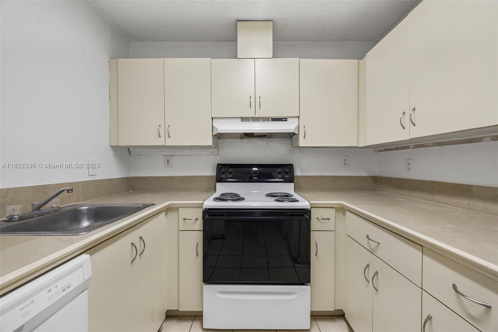 SAGA BAY TOWNHOMES - Residential