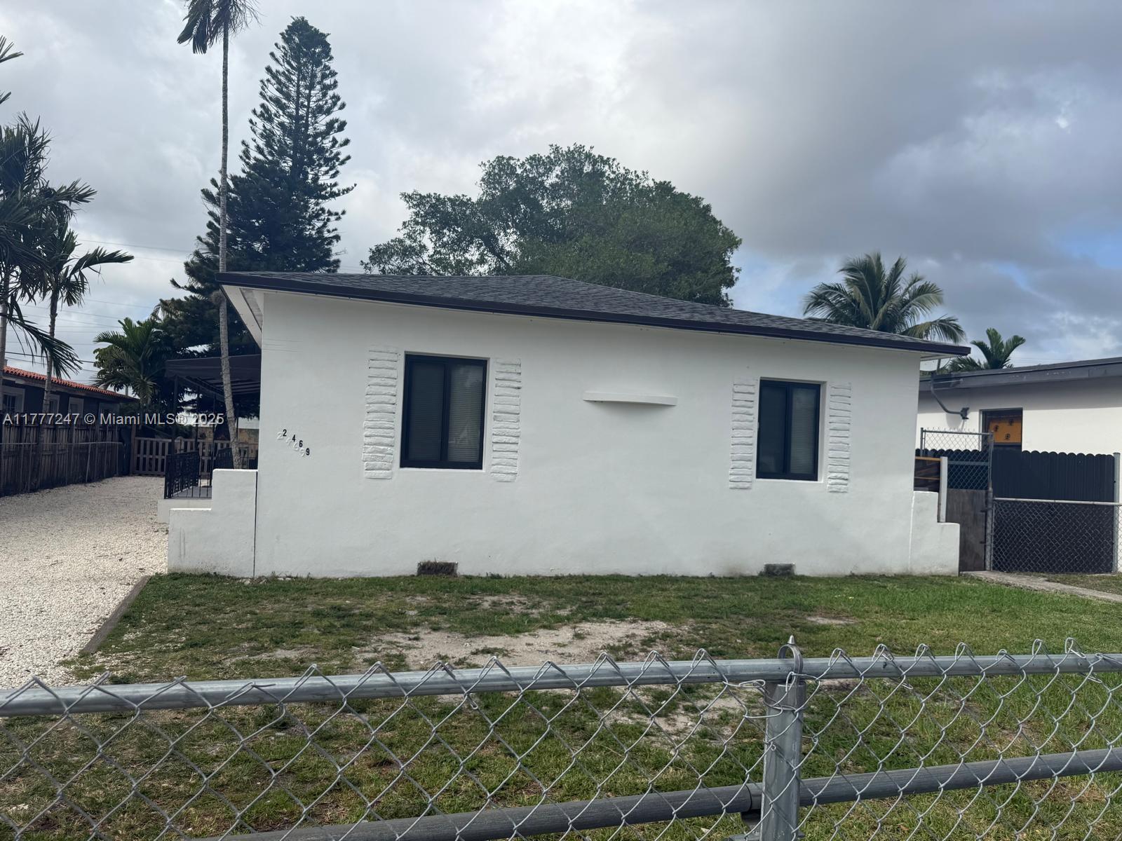 Beautiful renovated duplex property, already rented with great tenants. Each unit features 2 bedrooms and 2 bathrooms. Located in an excellent and highly sought-after area, this is truly a hidden gem and the perfect investment opportunity. Buy it and start generating income right away. Don’t miss out on this opportunity!
For showings, please send a message to the listing agent.