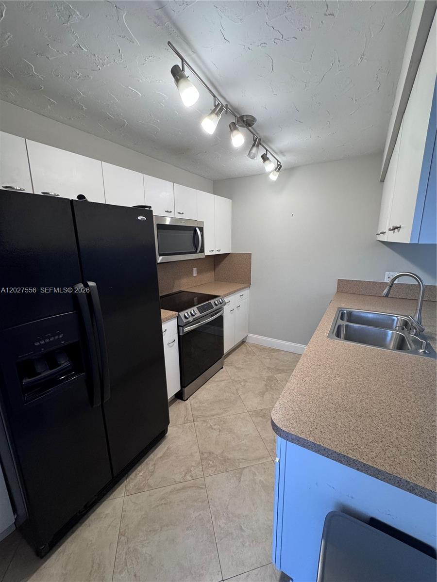 1532 W Harmony Lake Cir