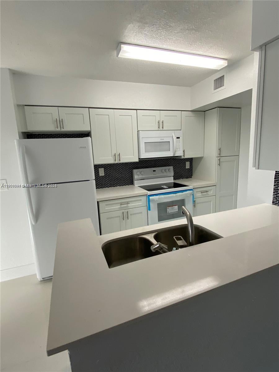 KENDALL LAKE TOWERS CONDO - Residential Lease