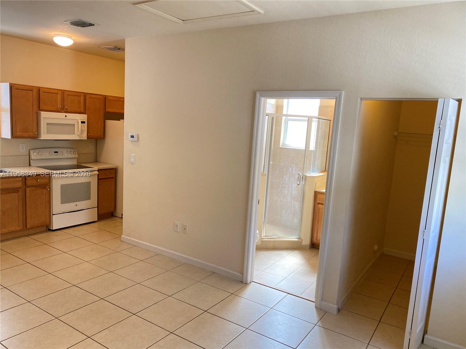 KENDALL COMMONS TOWNHOMES - Residential Lease