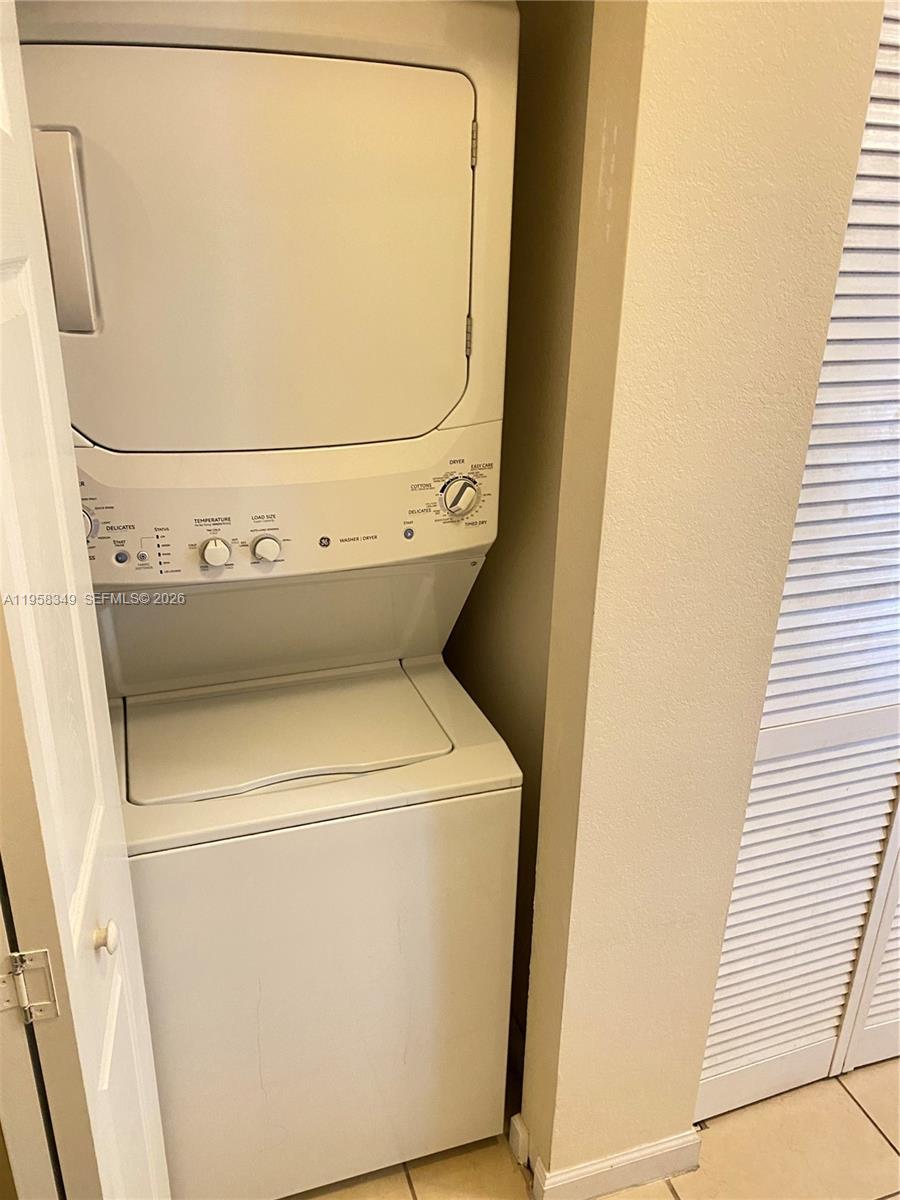 KENDALL COMMONS TOWNHOMES - Residential Lease