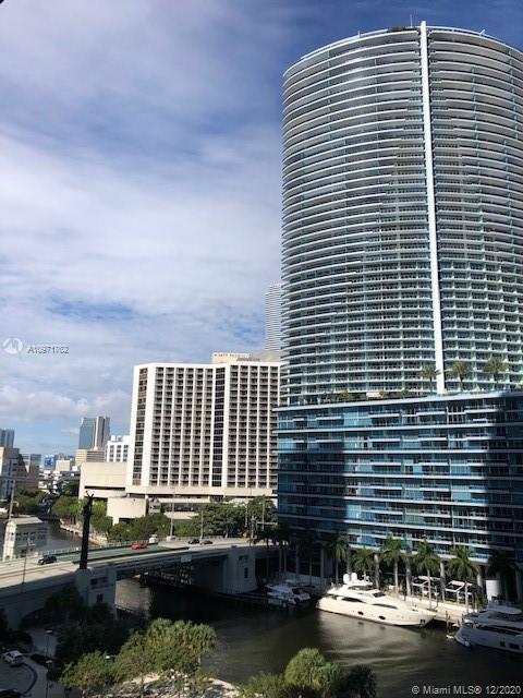 Beautiful unit at Icon Brickell!! A jewel designed by Philippe Stark, live close to everything, beautiful water and city views, marble floors throughout, kitchen appliances includes sub-zero refrigerator and Italian cabinetry. Enjoy 5 star amenities, 24hr concierge and valet.