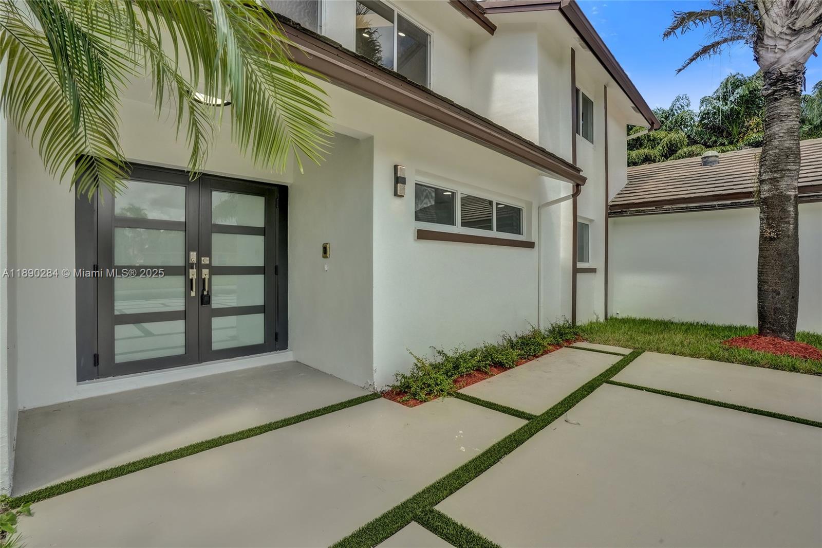 2181 SW 117th Ter, Davie, FL, 33325/$1,885,000 3 2181 SW 117th Ter