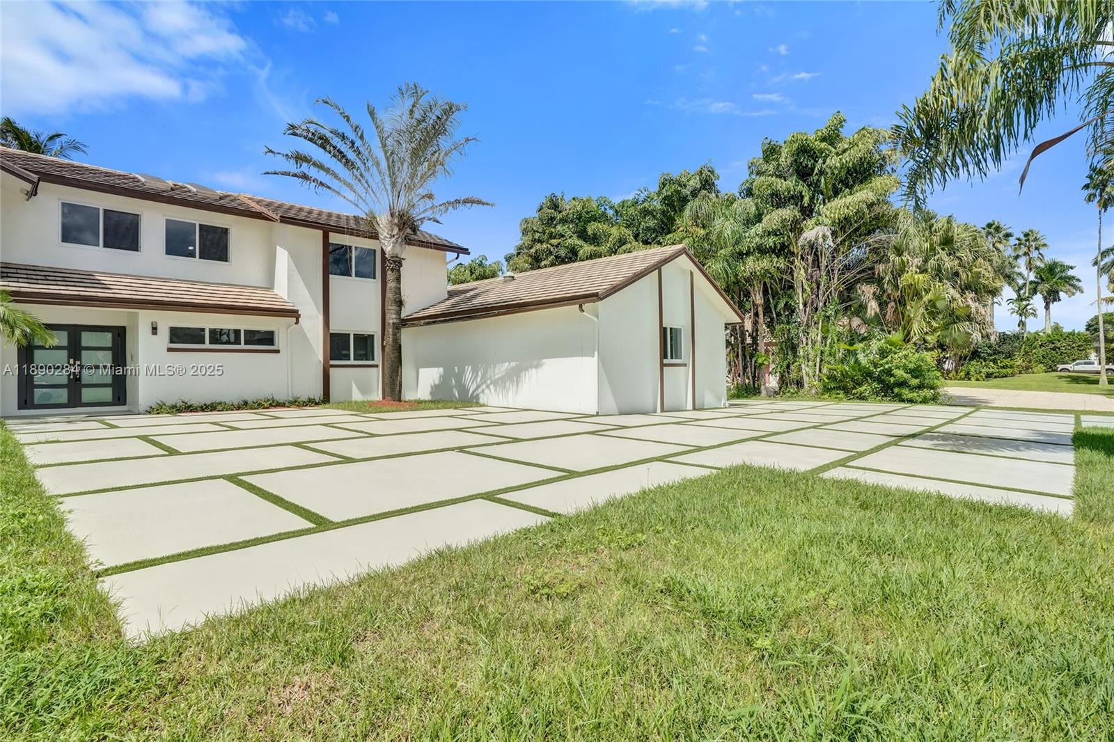 2181 SW 117th Ter, Davie, FL, 33325/$1,885,000 2 2181 SW 117th Ter