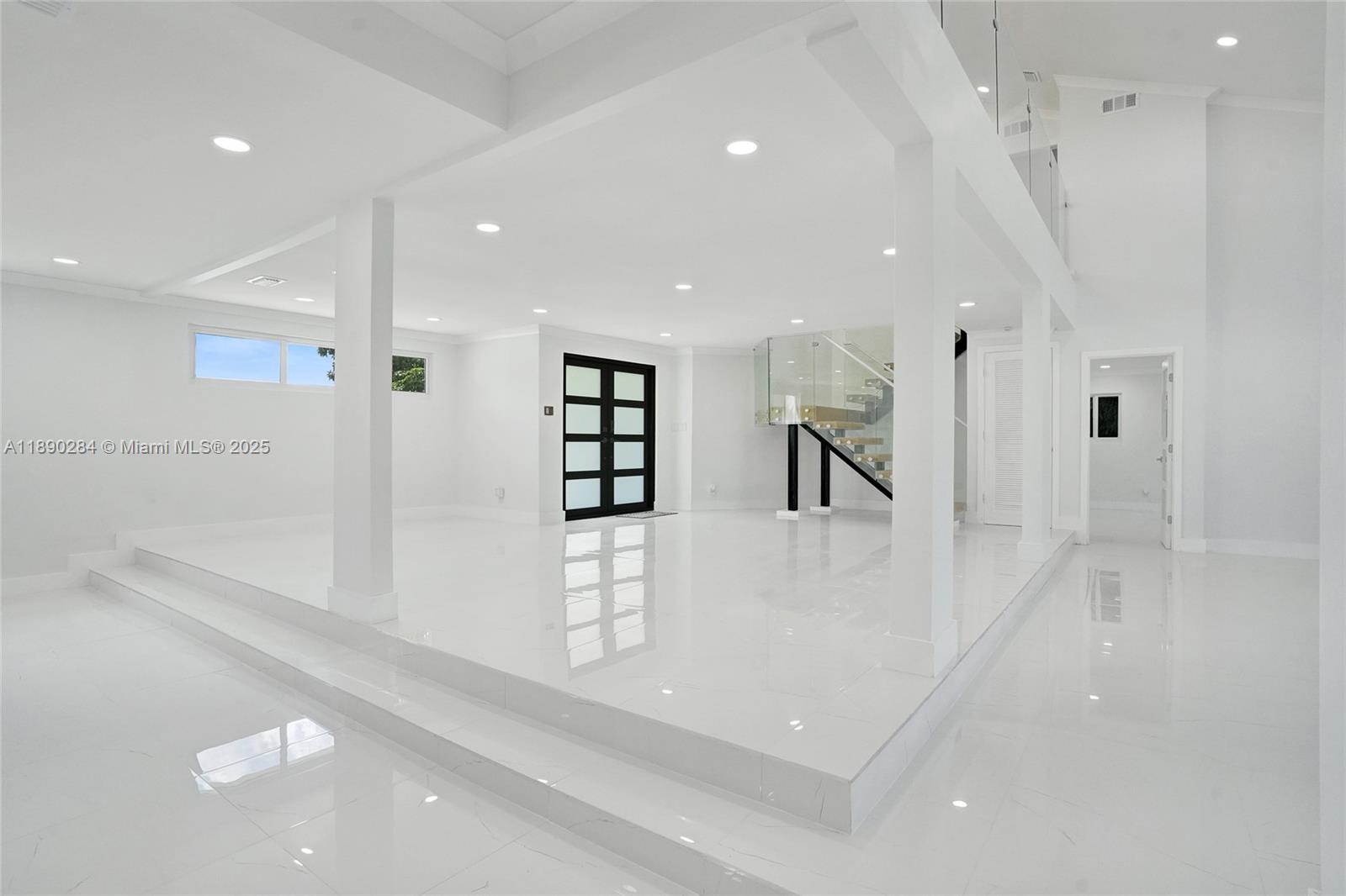 2181 SW 117th Ter, Davie, FL, 33325/$1,885,000 4 2181 SW 117th Ter