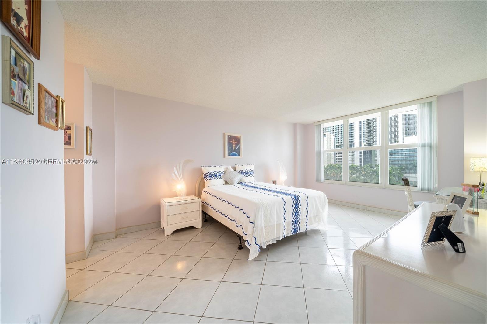 HALLMARK OF HOLLYWOOD CON - Residential