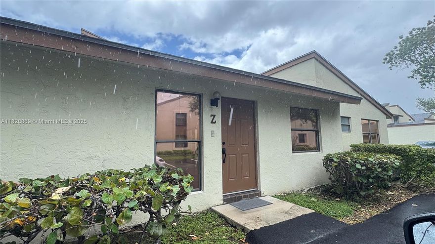 Great 3/2 One-Story Villa in the Sabal Chase area, across from Miami Dade College. Split bedroom plan, with a nice open area kitchen and patio.  Completely tiled and all appliances are included. Gas Stove, Dryer, and Water Heater. Only 2 parking spaces are available inside the community. Street parking nearby is also available for other cars. Community offers 24-hour security patrol, basic cable, landscape maintenance, tennis courts, 2 pools, billiard room, gym, biking paths, playground, basketball, racquetball & pickleball courts. 

***Incentive for tenant and agent, a complimentary 3/2 Resort stay in Orlando, Las Vegas, OR New Orleans. Ask LA for more information***