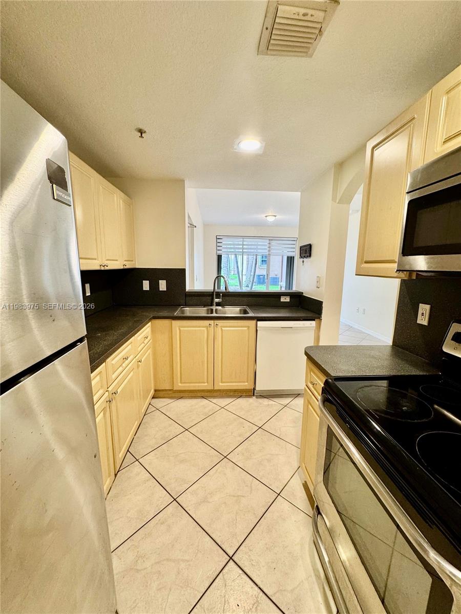 THE COURTS AT DORAL ISLES - Residential Lease