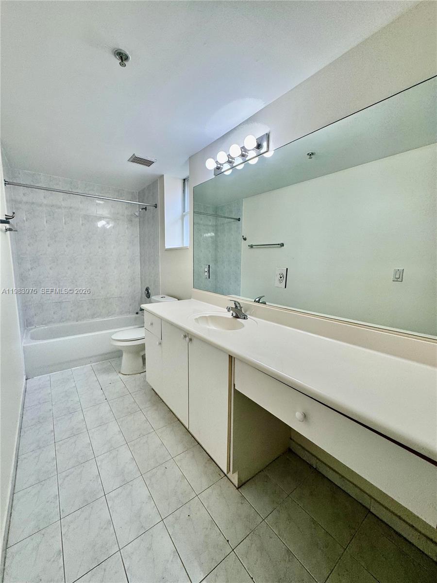 THE COURTS AT DORAL ISLES - Residential Lease