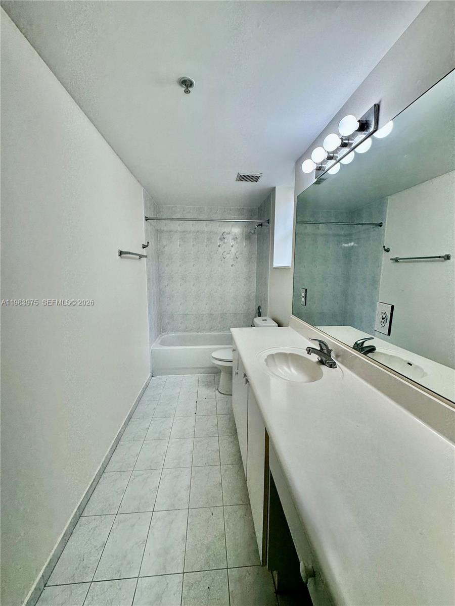 THE COURTS AT DORAL ISLES - Residential Lease